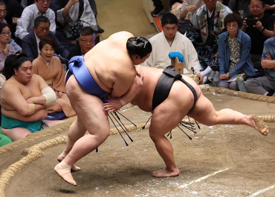 　伯桜鵬（右）をはたき込みで下す大の里（撮影・佐々木彰尚）