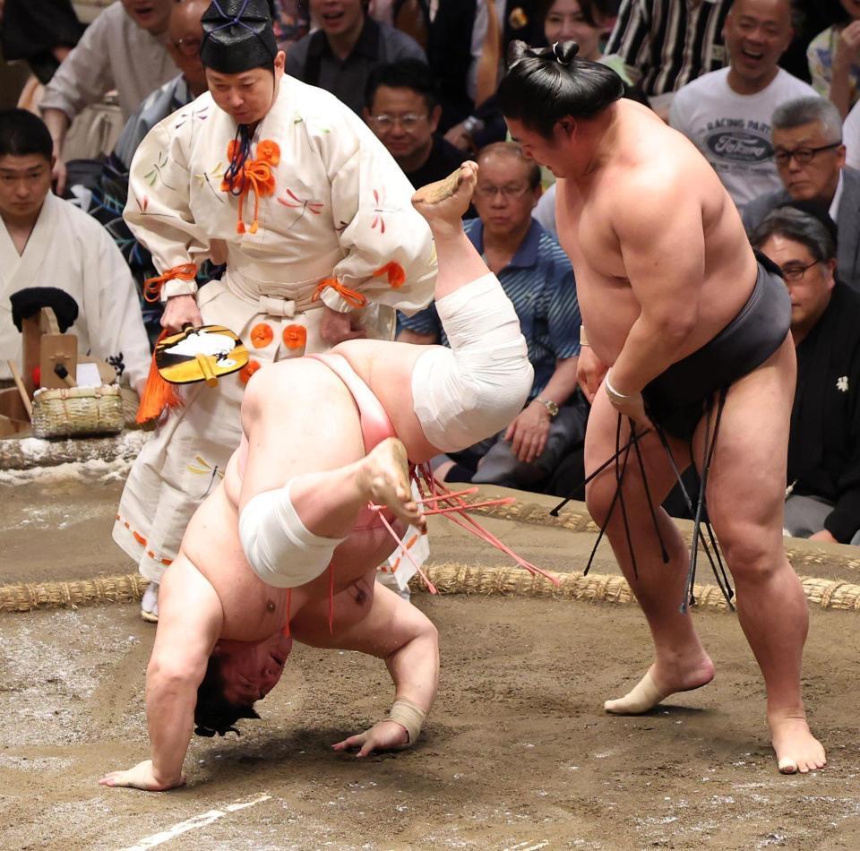 　若元春（右）のはたき込みで敗れた宇良（撮影・佐々木彰尚）