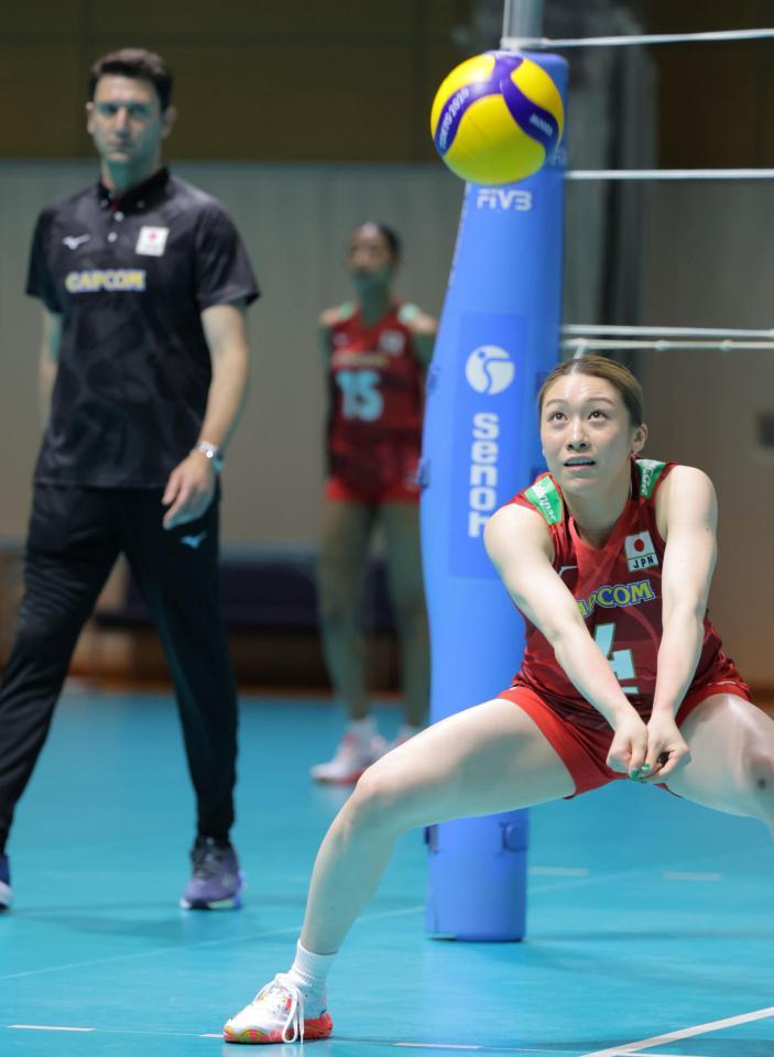 　アクバシュ監督（左）の前で練習する石川真佑（撮影・吉澤敬太）