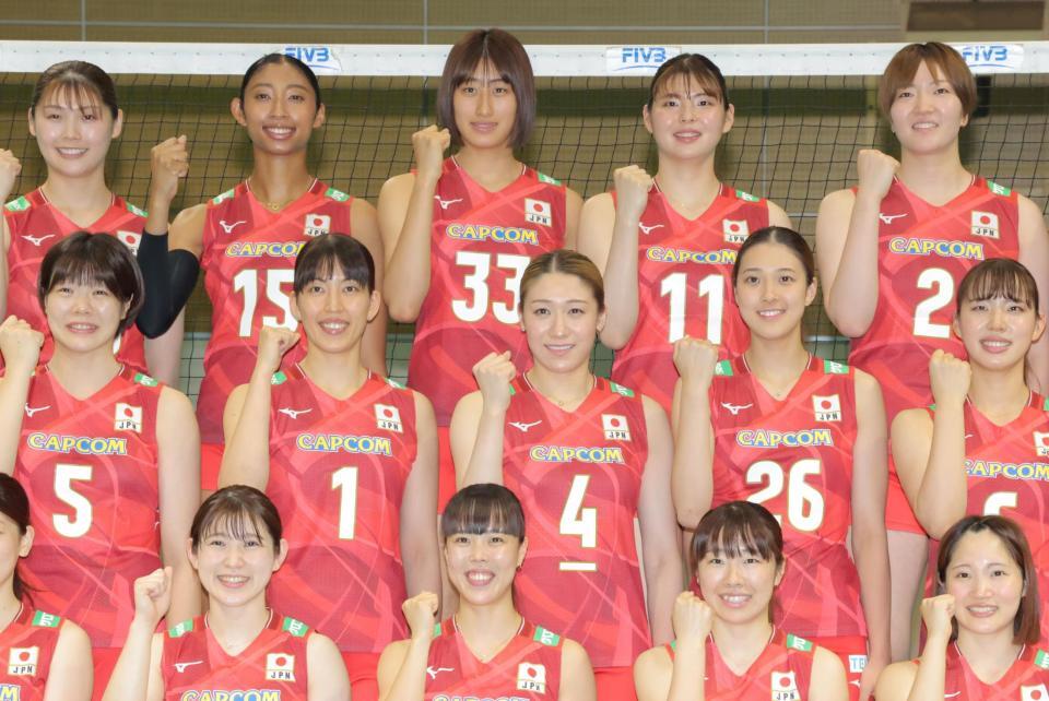 　笑顔を見せるバレーボール女子日本代表。（前列左から）福留慧美、小島満菜美、中川つかさ、西崎愛菜、（２列目同）長内美和子、岩崎こよみ、石川真佑、佐藤淑乃、関菜々巳、（後列同）黒後愛、宮部藍梨、秋本美空、山田二千華、荒木彩花＝味の素ナショナルトレーニングセンター（撮影・吉澤敬太）