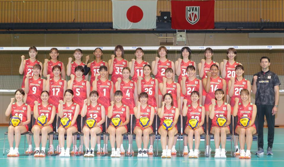 　笑顔を見せるバレーボール女子日本代表。（前列左から）塩出仁美、西村弥菜美、川畑遥奈、福留慧美、小島満菜美、中川つかさ、西崎愛菜、岩沢実育、和田由紀子、松井珠己、（２列目同）小川愛里奈、山口真季、長内美和子、岩崎こよみ、石川真佑、佐藤淑乃、関菜々巳、野中瑠衣、オクム大庭冬美ハウィ、深沢めぐみ、フェルハト・アクバシュ監督、（後列同）麻野七奈未、島村春世、黒後愛、宮部藍梨、秋本美空、山田二千華、荒木彩花、河俣心海、北窓絢音、山中宏予＝味の素ナショナルトレーニングセンター（撮影・吉澤敬太）