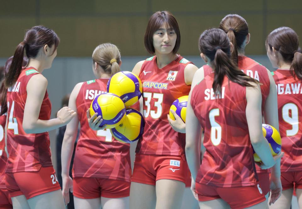 　ボールを集める秋本美空（中央）＝味の素ナショナルトレーニングセンター（撮影・吉澤敬太）