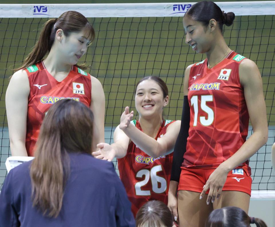 　写真撮影時、黒後愛（左）と宮部藍梨（右）の間に入れてもらう佐藤淑乃＝味の素ナショナルトレーニングセンター（撮影・吉澤敬太）