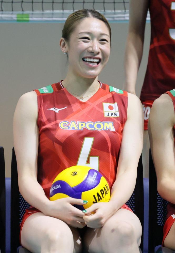 　笑顔を見せる石川真佑＝味の素ナショナルトレーニングセンター（撮影・吉澤敬太）