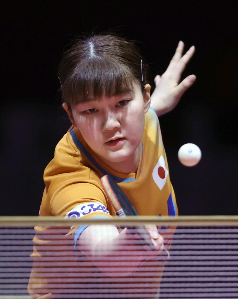 　女子シングルス４回戦でプレーする大藤沙月（共同）