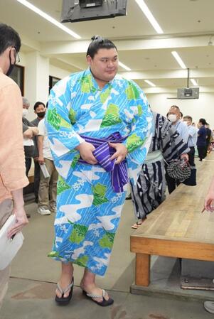 　引き揚げる大の里＝両国国技館