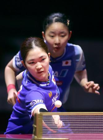 　女子ダブルス準々決勝を突破した張本美和（奥）、木原美悠組＝ドーハ近郊（共同）