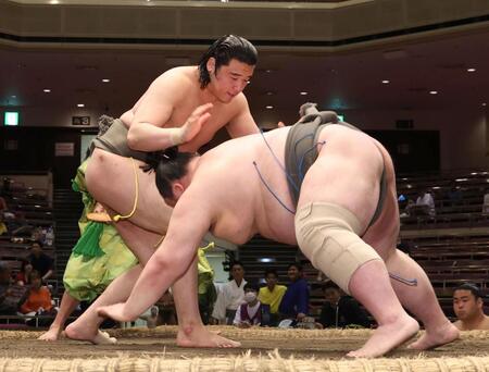 　高野（右）を引き落としで破る天狼星（撮影・佐々木彰尚）