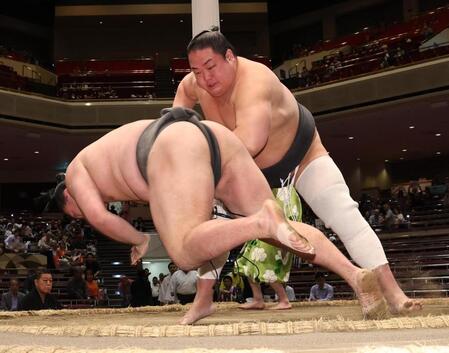 　琴羽黒（左）を下手出し投げで下す鳩岡（撮影・佐々木彰尚）