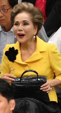 【写真】「存在感凄すぎw」デヴィ夫人が相撲観戦 NHK中継に映りまくり
