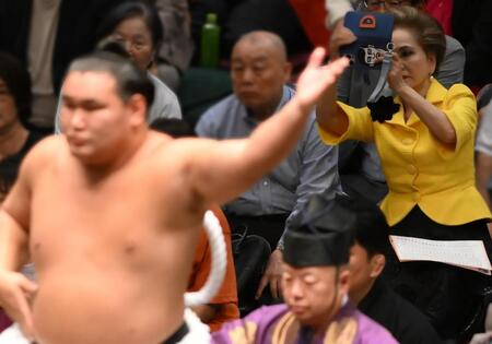 　豊昇龍の土俵入りをスマートフォンで撮影するデヴィ夫人（撮影・堀内翔）