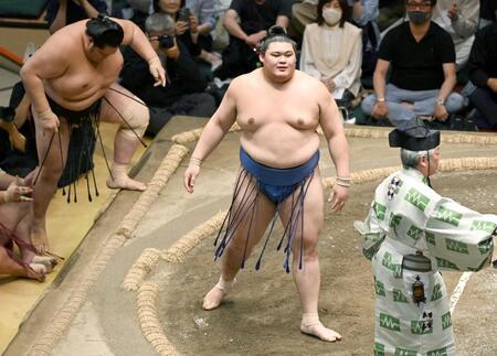 　琴桜（左）を寄り切りで下した大の里
