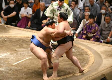 　大の里が寄り切りで琴桜（右）を下して優勝を決める（撮影・堀内翔）