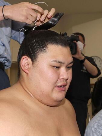 　取材に応じる大の里（撮影・佐々木彰尚）