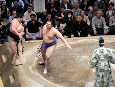　大相撲夏場所１３日目、琴桜（左）を寄り切りで破り優勝を決めた大の里。横綱昇進を確実にした＝２３日、東京・両国国技館