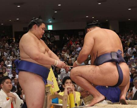 　豊昇龍（右）に力水をつける大の里（撮影・佐々木彰尚）