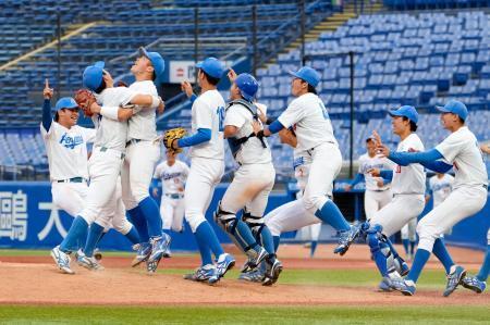 　東都大学野球春季リーグで優勝し、喜ぶ青学大ナイン＝神宮