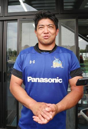 　取材に応じるラグビーのリーグワン埼玉の坂手主将＝２３日、埼玉県熊谷市