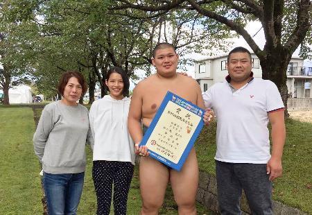 　新潟県で鍛錬を積んだ高校時代の大の里。（右から）父の中村知幸さん、（１人おいて）妹の葵さん、母の朋子さん＝２０１８年１０月（高校時代に指導した村山智明さん提供）