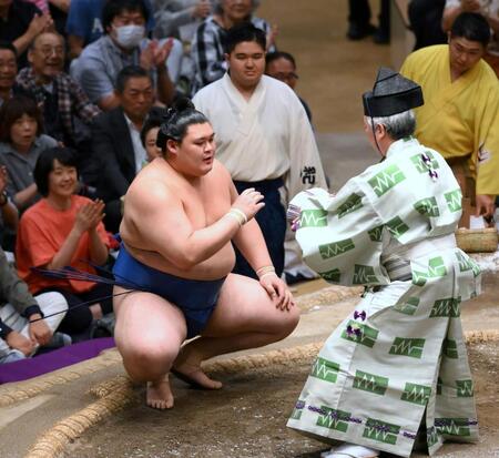 　懸賞金を受け取る大の里（撮影・堀内翔）