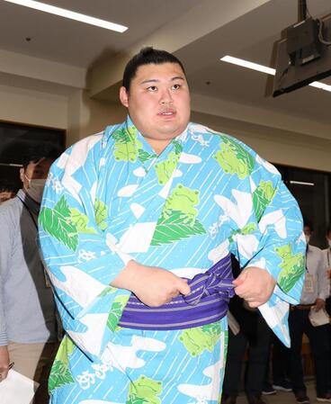 　引き揚げる大の里（撮影・佐々木彰尚）