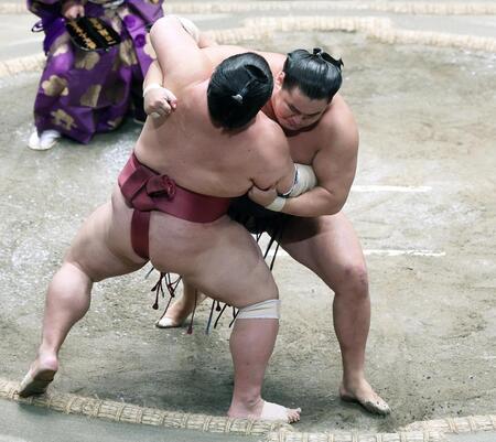 　豊昇龍（右）が寄り切りで大栄翔を下す