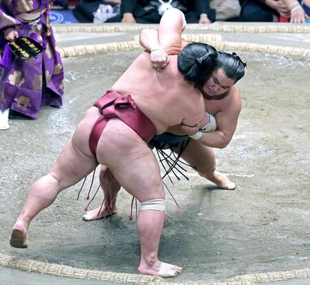 　豊昇龍（奥）が寄り切りで大栄翔を下す