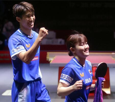 　混合ダブルス準決勝で勝利し、ガッツポーズする吉村真晴（左）、大藤沙月組（共同）