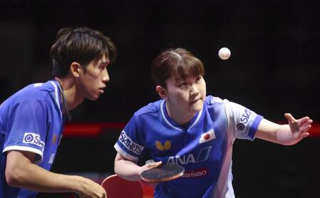 　混合ダブルス準決勝でプレーする吉村真晴（左）、大藤沙月組。決勝に進んだ（共同）