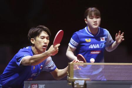 　混合ダブルス準決勝でプレーする吉村真晴（左）、大藤沙月組。決勝に進んだ（共同）