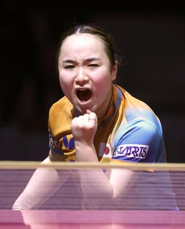 　女子シングルス準々決勝でポイントを奪い、ガッツポーズする伊藤美誠（共同）
