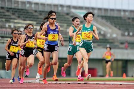 　女子１万メートルで５位の不破聖衣来（手前）