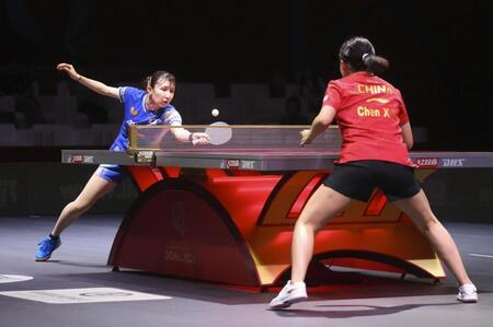 　女子シングルス準々決勝でプレーする早田ひな（左）＝共同