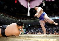 　はたき込みで伯桜鵬（左）を下す大の里