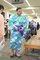 　引き揚げる大の里＝両国国技館