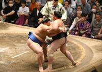 　大の里が寄り切りで琴桜（右）を下して優勝を決める（撮影・堀内翔）