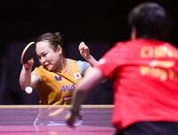 　女子シングルス準々決勝で王芸迪（手前）と対戦する伊藤美誠（共同）