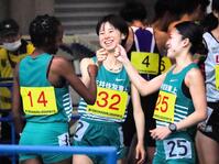 　レース前にチームメートとグータッチで士気を高めた不破聖衣来