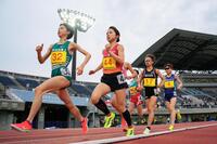 　女子１万メートルで５位の不破聖衣来（左端）