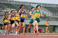 　女子１万メートルで５位の不破聖衣来（手前）