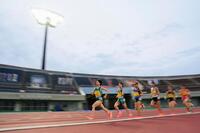 　女子１万メートルで５位の不破聖衣来（左端）