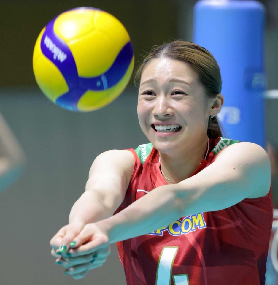 　笑顔で練習する石川（撮影・吉澤敬太）