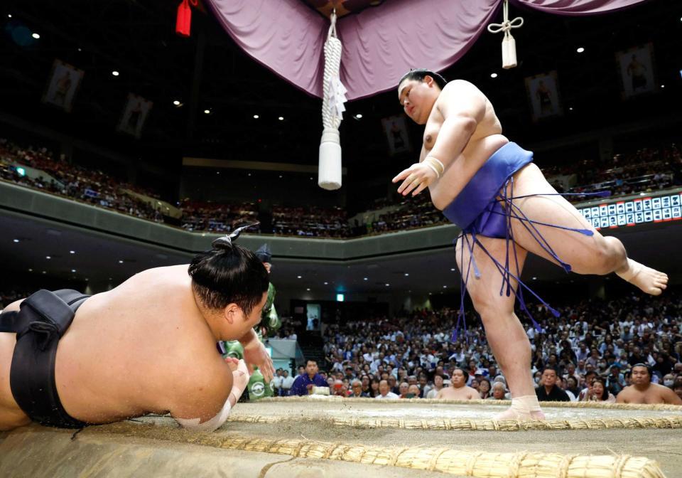 　はたき込みで伯桜鵬（左）を下す大の里
