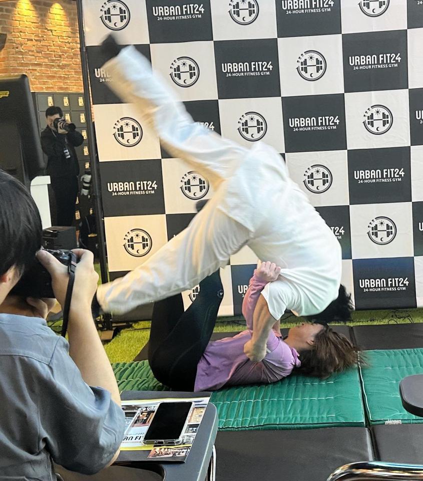 　出席したＵＲＢＡＮ　ＦＩＴ２４飯田橋駅前店のオープニングセレモニーで、１００キロを超える男性司会者にともえ投げをかける角田