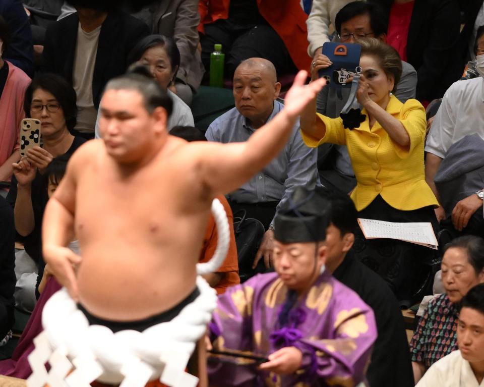 　豊昇龍の土俵入りをスマートフォンで撮影するデヴィ夫人（撮影・堀内翔）