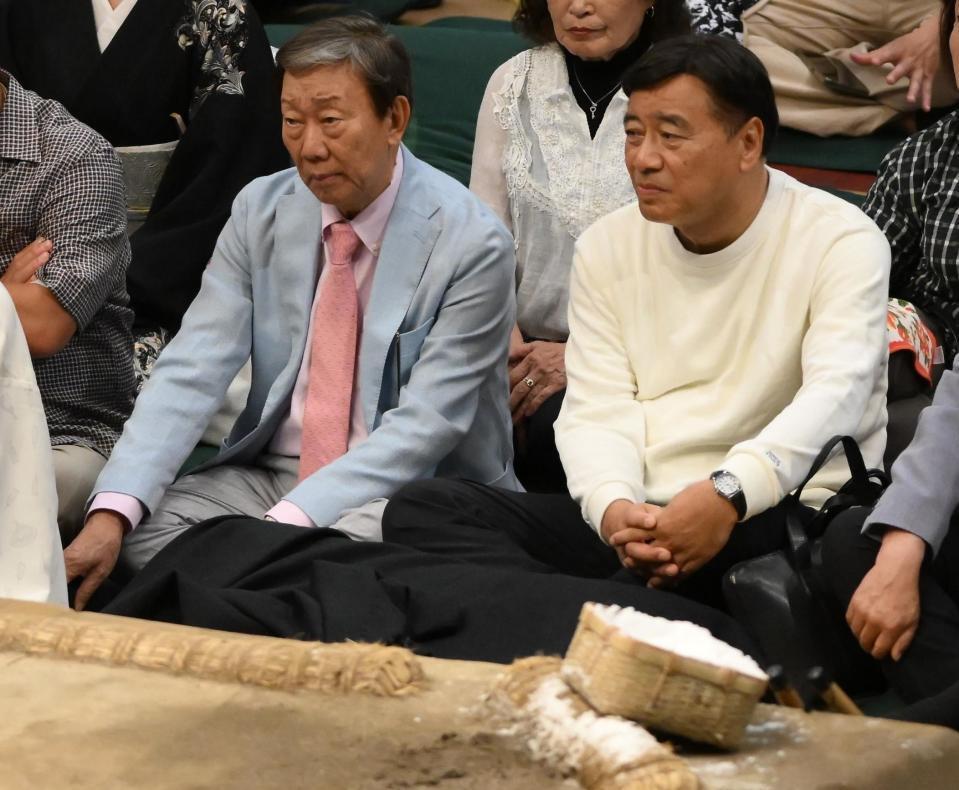 　観戦に訪れた橋幸夫。右は夢グループの石田重廣社長（撮影・堀内翔）