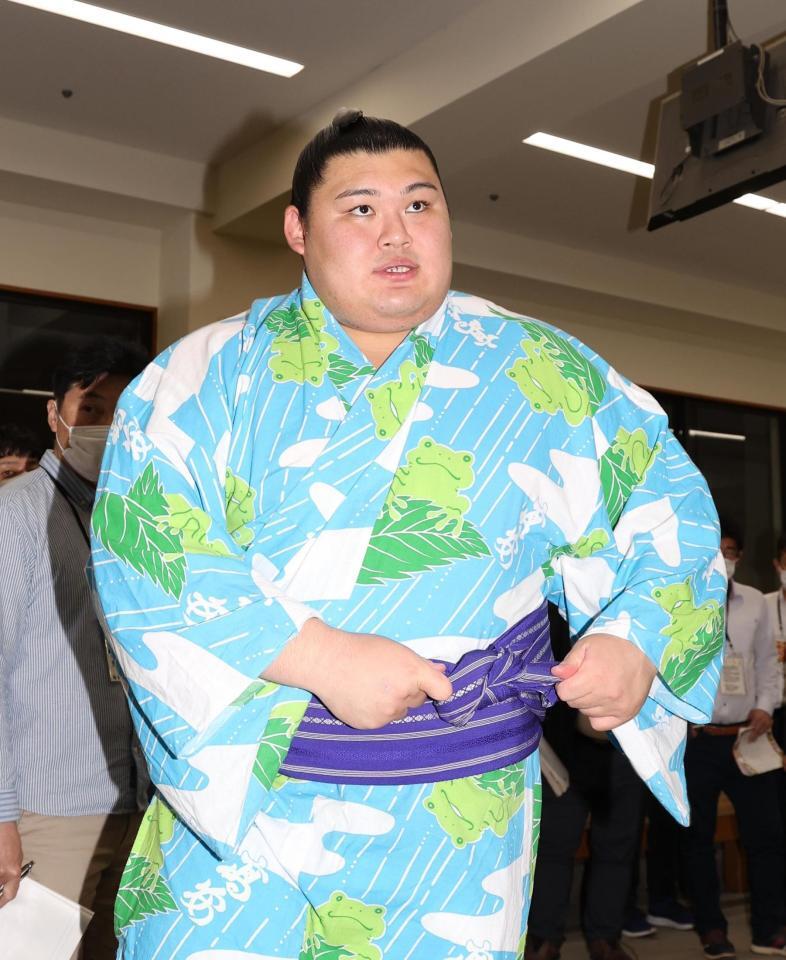 　引き揚げる大の里（撮影・佐々木彰尚）