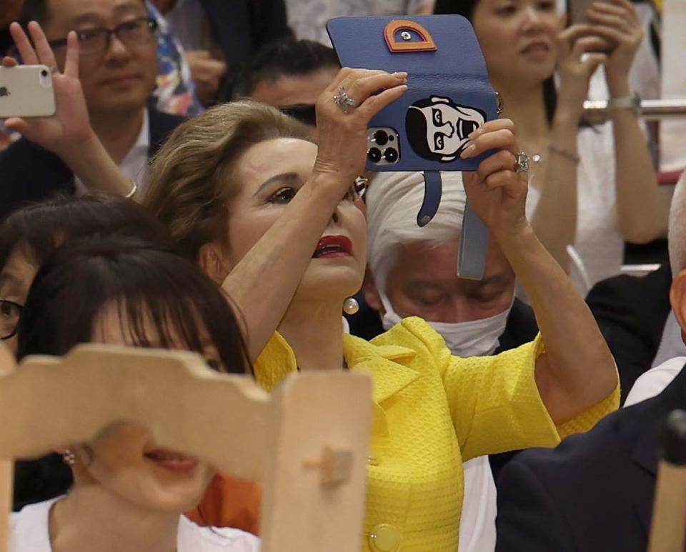 　スマホで大の里を撮影するデヴィ夫人（撮影・佐々木彰尚）