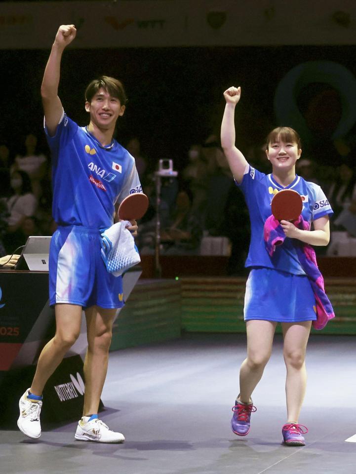 　混合ダブルス準決勝で勝利し、ガッツポーズする吉村真晴（左）、大藤沙月組（共同）