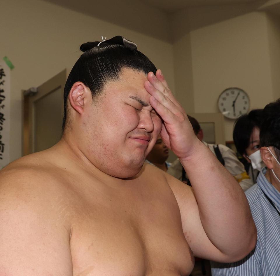 　汗をぬぐう大の里（撮影・佐々木彰尚）